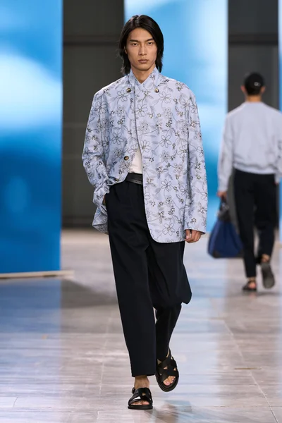 Look 10